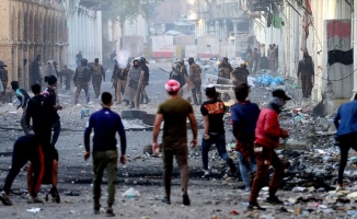 Irak'ın Necef kentinde göstericiler İran Başkonsolosluğunu ateşe verdi