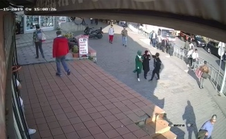 Karaköy&#039;de kaldırımda yürüyen bir kadın, yanından geçen başörtülü kıza saldırdı