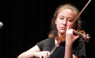 Moskova Büyükelçimizin kızı, genç kemancı Selin Samsar: Moskova&#039;da klasik müzik heyecanını yaşamak ayrı bir dünya