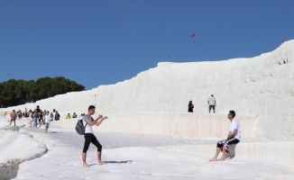 Pamukkale 10 ayda 2,3 milyon ziyaretçi ağırladı