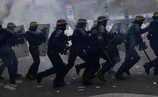 Fransa&#039;da AA foto muhabirinin de yaralandığı bölgedeki polis şiddetine soruşturma
