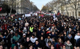 Fransa&#039;da Macron karşıtları sokağa döküldü
