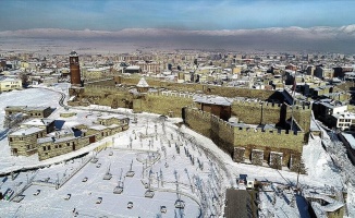 Kar yağışıyla beyaza bürünen Erzurum&#039;da görsel şölen