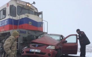 Kars&#039;ta yük treninin hemzemin geçitte çarptığı otomobildeki 3 kişi öldü