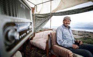 Mehmet dedenin Burdur Gölü manzaralı barakasında keyif dolu hayatı