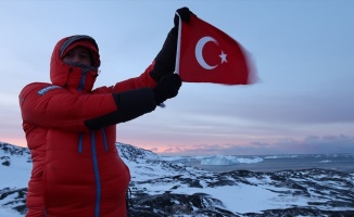 Küresel ısınmaya dikkat çekmek için Türk bayrağıyla Kuzey Kutbu'na gittiler