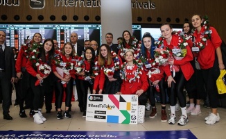 Olimpiyat vizesi alan A Milli Kadın Voleybol Takımı, İstanbul&#039;da coşkuyla karşılandı