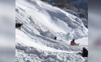 Bingöl&#039;de düşen kar kütlesi kızak kayan çocukları korkuttu