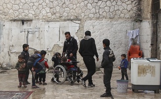 Bombalardan kaçan İdlibli aileler çareyi &#039;hapishaneye girmekte&#039; buldu