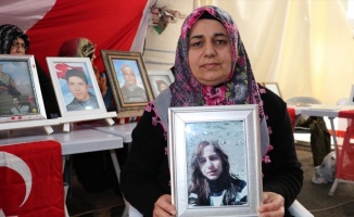 Diyarbakır annelerinden Turan: Kızımı getirsinler. 5 yıldır çok dert çektim