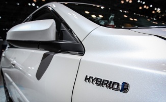 İngiltere'de hibrit dahil fosil yakıtla çalışan araçların satış yasağı 2035'e çekildi