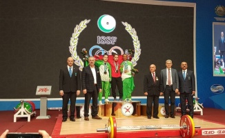 Milli halterci Şaziye Erdoğan Özbekistan'da şampiyon oldu