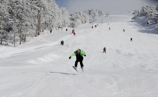 Murat Dağı&#039;nda kayak yapmayı öğrenmek bedava