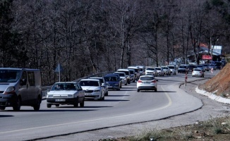 Uludağ'a araç kuyruğu şehir merkezine kadar uzadı