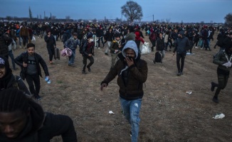 Binlerce göçmen bugün de Yunanistan'a geçti