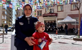Diyarbakır annelerinden Demir: Kızım annen 200 gündür burada seni bekliyor