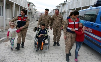 Jandarmadan depremzede engelli gence tekerlekli sandalye sürprizi