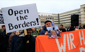 Merkel ile Miçotakis AB ve Yunanistan’ın sığınmacı politikası sebebiyle protesto edildi