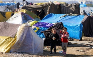 Sığınmacı çocuklar sınırda umutla bekliyor