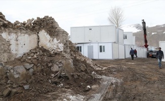 Van'daki depremzedeler için konteynerin kurulumuna başlandı