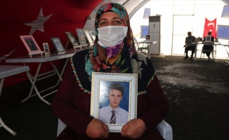 Diyarbakır annesi Övünç: İnşallah oğlum gelecek, buradan davullu zurnalı çıkacağım