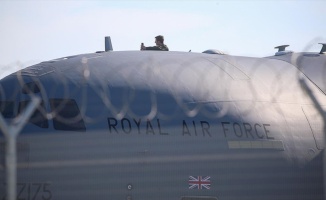 İngiliz askeri uçağı sağlık ekipmanlarını almak için İstanbul&#039;a geldi