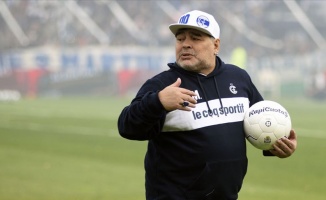 Maradona kulübünden maaşının kesilmesini talep etti