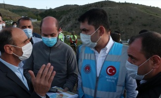 Bakan Kurum Elazığ'daki depremin merkez üssü Sivrice ilçesinde incelemelerde bulundu