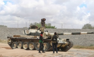 Libya ordusundan Hafter milisleri ve paralı askerlerin mevzilerine topçu atışı