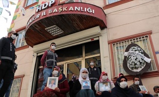 Oğlunun kaçırılmasının yıl dönümünde HDP önüne siyah çelenk bıraktı