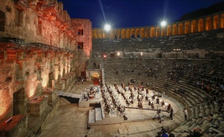 Antalya&#039;da &#039;Yeniden Keşfet&#039; etkinliğinde antik tiyatroda konser düzenlendi