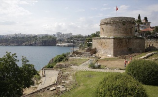Antalya&#039;nın simgelerinden Hıdırlık Kulesi çevresinde arkeolojik kazı başlatıldı