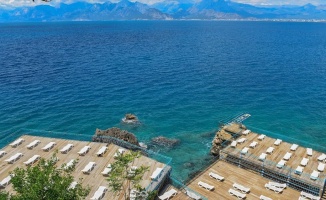 Antalya&#039;nın falez plajları ziyaretçilerine hizmet vermeye başlıyor