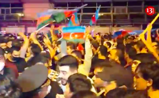 Azerbaycan Başkenti Bakü&#039;de on binlerce genç, savaşa katılmak için meydanlara indi