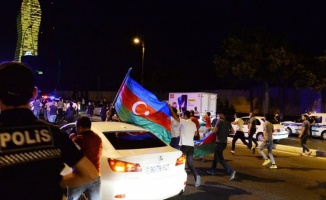 Azerbaycan&#039;da halk seferberlik talebiyle Milli Meclisin önünde toplandı