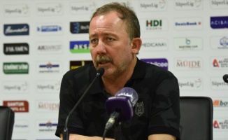 Beşiktaş Teknik Direktörü Yalçın: Üçüncülük mücadelesi veriyoruz ama önümüzdeki maçlar zor