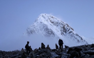 Everest dağcılara yeniden açılıyor