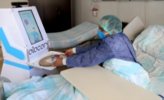 Kovid-19 hastalarının hemşire robotu &#039;Atacan&#039; göreve başladı