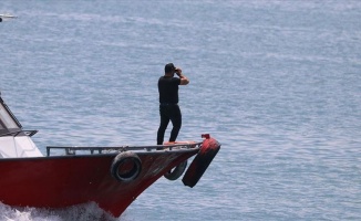 Van Gölü&#039;nde kaybolduğu ihbar edilen teknenin aranmasına devam ediliyor