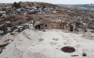 İsrail&#039;in yıkımları Filistinli ailelerin zorunluluktan mesken tuttuğu mağaralara ulaştı