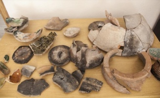 Ahlat&#039;taki İç Kale kazılarında 5 bin 200 yıllık seramik parçaları bulundu