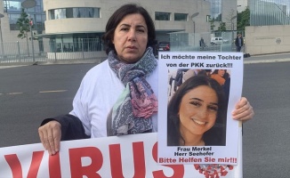 Almanya'da terör örgütü PKK tarafından kızı kaçırılan anne Başbakanlığın önünde eylem yaptı