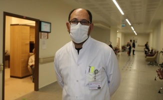 Koronavirüsü yenip görevine dönen doktor hastalara nefes oluyor