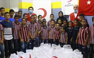 Türk Kızılay Yemenli yetim çocuklara okul kıyafetleri dağıttı