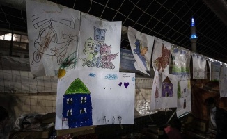 Depremzede çocuklar evlerini çizdikleri resimleri kale direğinde sergiliyor