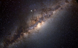 Dünya, Samanyolu Galaksisi&#039;nin merkezindeki süper kütleli kara deliğe sanılandan daha yakın