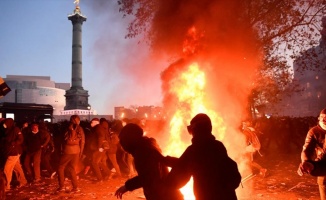 Fransa&#039;da güvenlik yasa tasarısı ve polis şiddetinin protesto edildiği gösterilerde olaylar çıktı