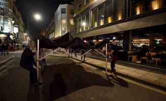 Londra&#039;da Kovid-19 önlemleri kapsamında bar, restoran, sinema ve tiyatrolar kapatıldı