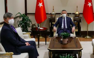 Cumhurbaşkanı Yardımcısı Oktay, Kazakistan Ankara Büyükelçisi Saparbekuly ile görüştü