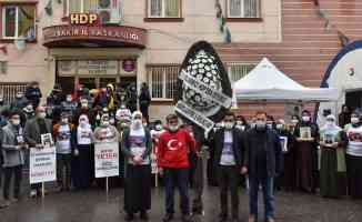 Diyarbakır anneleri oturma eyleminin 500&#039;üncü gününde HDP önüne siyah çelenk bıraktı